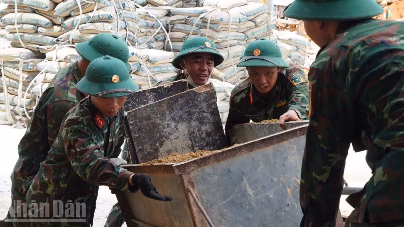 Bộ đội vận chuyển vật tư xây dựng vào công trình. 