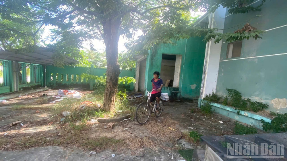 Thời điểm có mặt tại hiện trường ngày 1/8, chúng tôi còn kịp ghi lại hình ảnh một thanh niên vào tháo sắt ở tòa nhà, chở ra ngoài. ndo_br_89884cb6613de863b12c.jpg