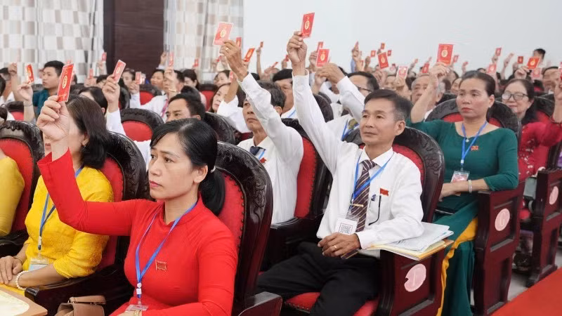 Các đại biểu thông qua nghị quyết đại hội.