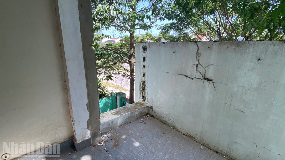 Hầu hết cấu kiện bằng sắt thép đã bị cưa, tháo trộm. ndo_bl_243908d2805a0904504b.jpg
