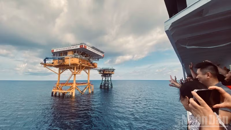 Đoàn công tác đã đến thăm cán bộ chiến sĩ làm nhiệm vụ tại nhà giàn.