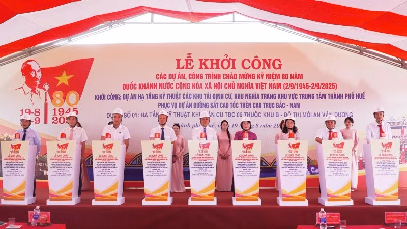 Các đại biểu đã nhấn nút khởi công các dự án.