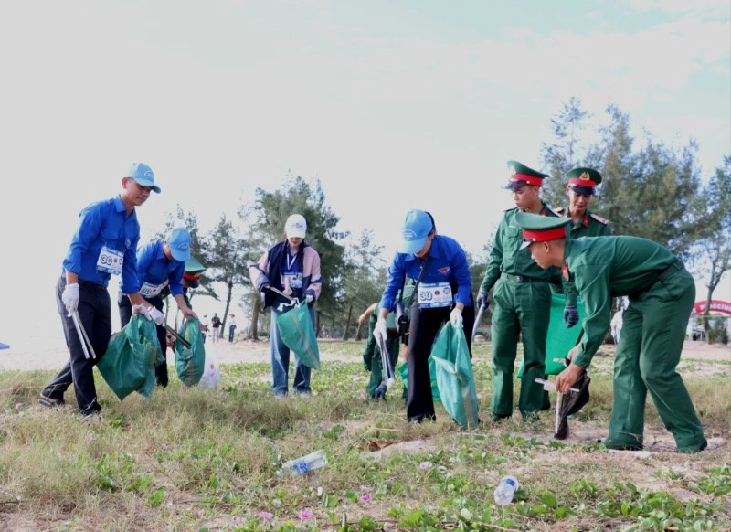 Các lực lượng đã tham gia “Hue Plogging 2025 - Thử thách làm cho Huế sạch hơn”.