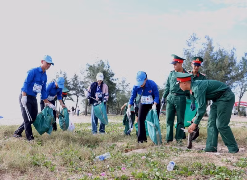 Các lực lượng đã tham gia “Hue Plogging 2025 - Thử thách làm cho Huế sạch hơn”.