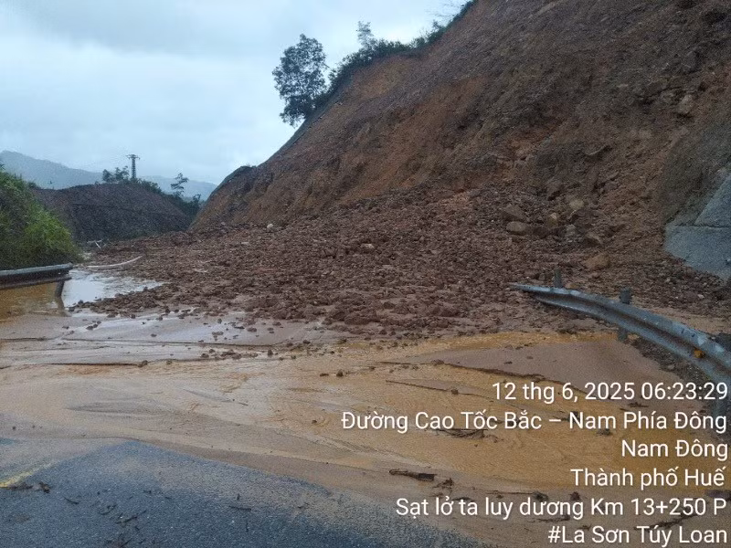 Điểm sạt lở trên đường dẫn vào cao tốc La Sơn- Túy Loan