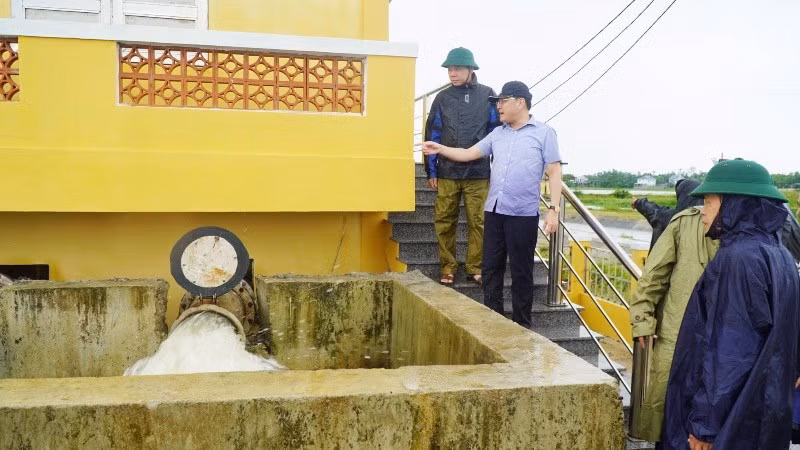 Phó chủ tịch UBND thành phố Huế Hoàng Hải Minh kiểm tra, chỉ đạo đấu úng.