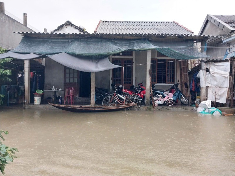 Nước các sông ở mức trên dưới báo động 2 với người Huế thì chưa phải lụt lớn, nhưng khá bất ngờ vì xảy ra giữa mùa hè.