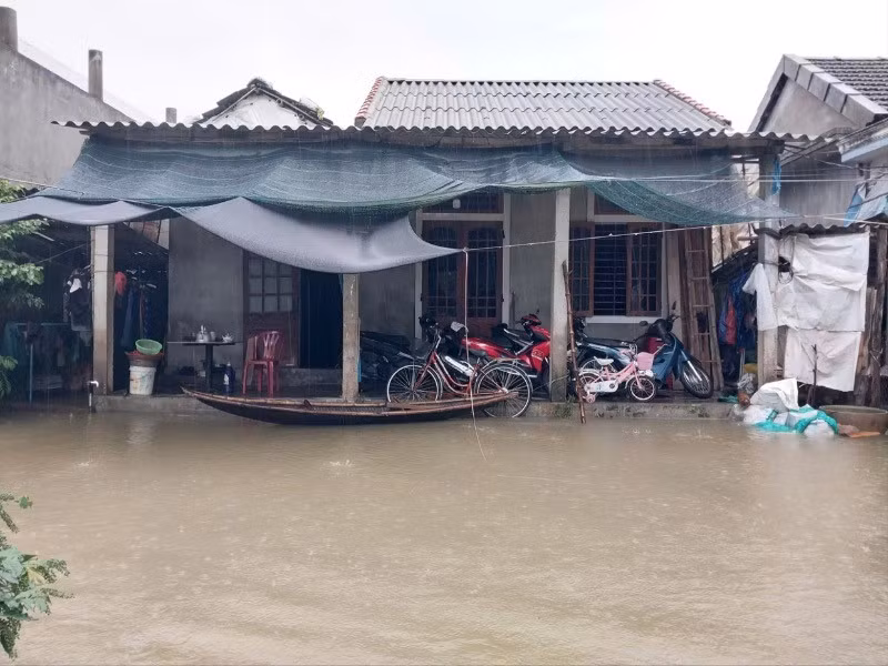 Nước các sông ở mức trên dưới báo động 2 với người Huế thì chưa phải lụt lớn, nhưng khá bất ngờ vì xảy ra giữa mùa hè.