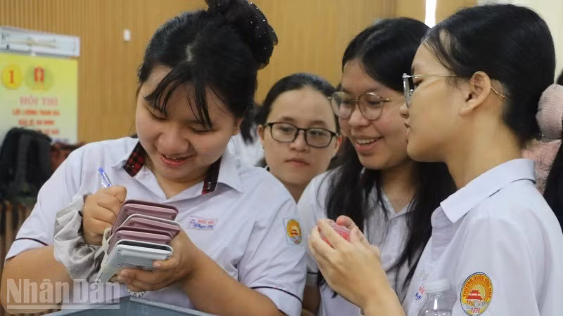 Sau giờ làm bài ở điểm thi Trường trung học phổ thông Quốc học Huế. (Ảnh DQT)