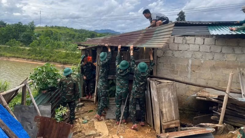 Bộ đội giúp người dân A Lưới 3 sửa nhà tốc mái ngày 22/7.