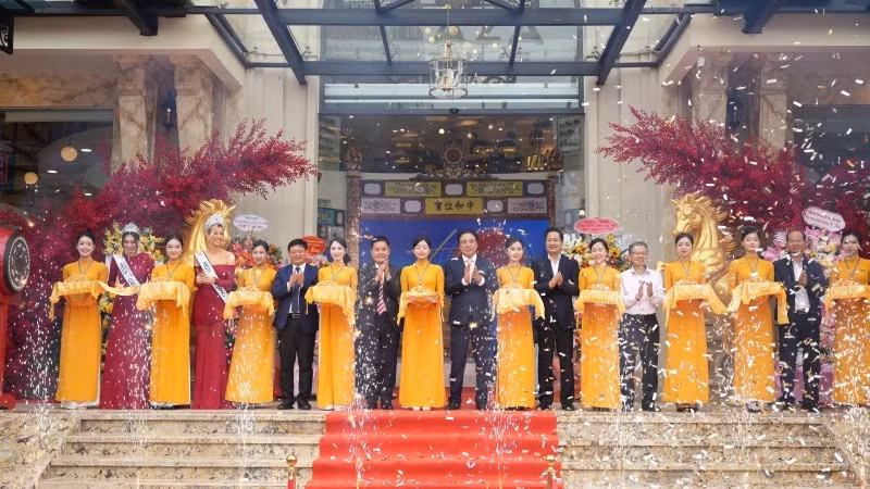 Lãnh đạo thành phố cùng lãnh đạo Tập đoàn Vietravel cắt băng, đánh dấu thời điểm tòa nhà được đưa vào khai thác.