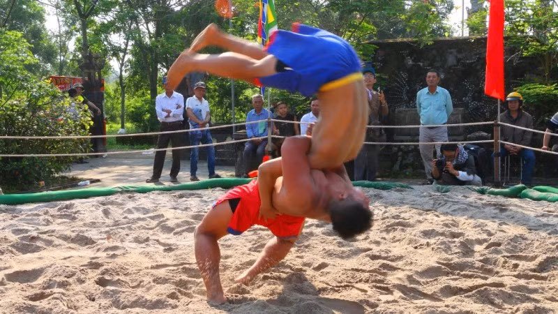 Trước kia trai tráng đến sới không chỉ để vui xuân mà còn để rèn sức