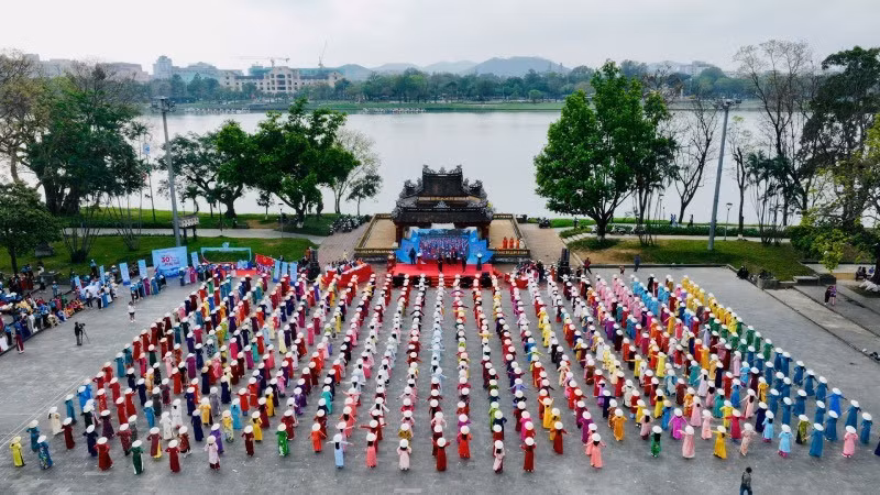 Khoảng 1000 chị em sáng nay 7/3 đã điểm sắc cho công viên bên bờ sông Hương.