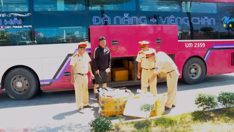 Hơn 1 tấn sụn chân gà bốc mùi phục vụ thực khách ở Đà Nẵng đã bị Cảnh sát giao thông công an thành phố Huế phát hiện, bắt giữ. (Ảnh: Công an cung cấp)