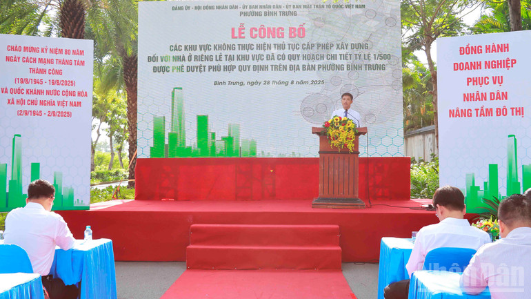 Quang cảnh lễ công bố các khu vực không thực hiện thủ tục cấp phép xây dựng đối với nhà ở riêng lẻ tại khu vực đã có quy hoạch chi tiết tỷ lệ 1/500 được phê duyệt tại phường Bình Trưng. ndo_br_2.jpg