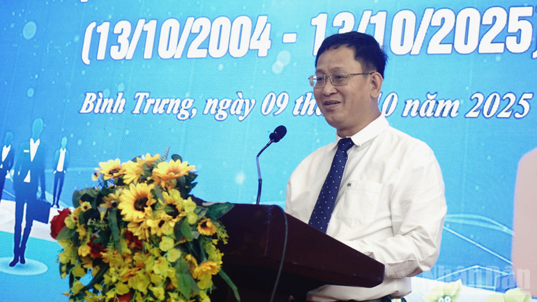 Bí thư phường Bình Trưng Trần Quốc Trung phát biểu tại buổi gặp mặt. ndo_br_2.jpg