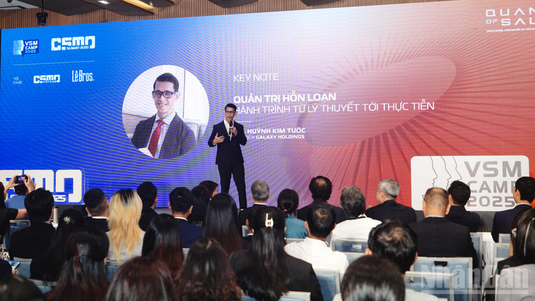 Diễn giả trình bày chiến lược sales và marketing thông minh sử dụng AI, thúc đẩy hiệu suất bán hàng. ndo_br_4.jpg