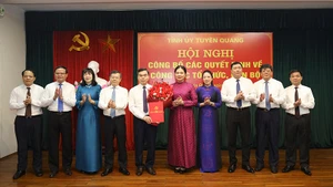 Lãnh đạo tỉnh Tuyên Quang tặng hoa chúc mừng đồng chí Ma Thế Hồng.