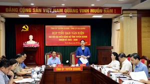 Đồng chí Hà Thị Nga, Ủy viên Trung ương Đảng, Bí thư Tỉnh ủy, Trưởng Đoàn đại biểu Quốc hội tỉnh Tuyên Quang phát biểu tại cuộc họp.