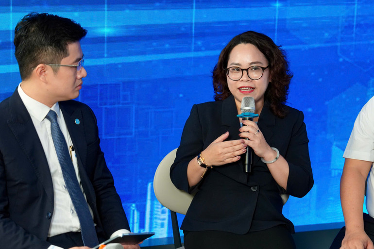 Phó Chủ tịch Ủy ban nhân dân phường Cửa Nam Trịnh Ngọc Trâm chia sẻ về ứng dụng robot trong hỗ trợ thực hiện thủ tục hành chính tại phường Cửa Nam. 58cds1.jpg