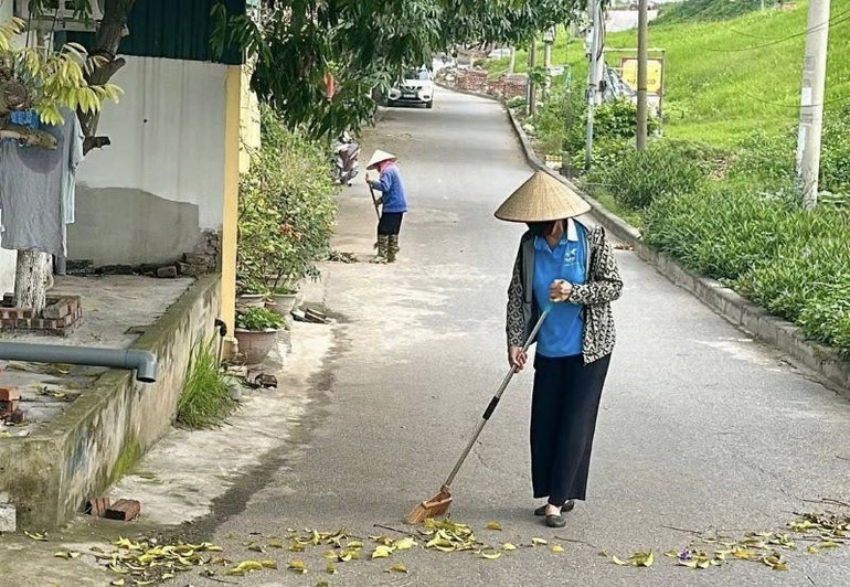 Những tuyến đường sạch, đẹp có sự đóng góp rất lớn của phụ nữ huyện Gia Lâm. 116.jpg