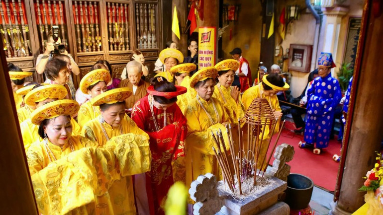 Nhân dân địa phương thành kính tưởng nhớ Hoàng Thái hậu Ỷ Lan. 1692-1878.jpg