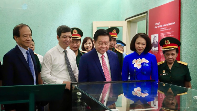 Comrade Nguyen Trong Nghia, Politburo member, Secretary of the Party Central Committee, Head of the Central Propaganda and Mass Mobilization Commission and delegates visited the exhibition. 1981-5747.jpg