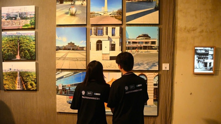 Publiken kom till utställningen. 1113-4427.jpg