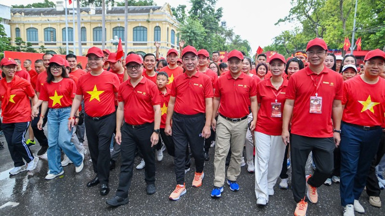Hồ Hoàn Kiếm nhuộm thắm sắc đỏ của lòng tự hào. (Ảnh: Thủy Nguyên) z6911876991889-dacbdad43e4a7c64a669f48be75ba694-8386.jpg