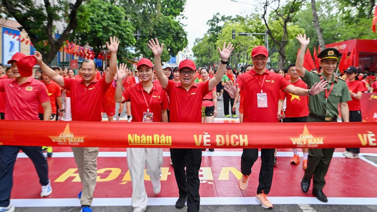 Các đại biểu rạng rỡ khi cán đích. (Ảnh: Thủy Nguyên) z6911886651646-e1442d9a0949b651b9a96850952b5dc2-6877.jpg