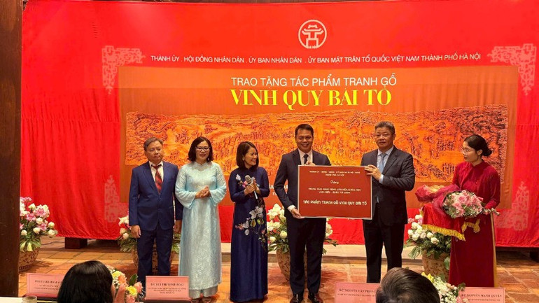 Đại diện Văn Miếu-Quốc Tử Giám tiếp nhận tác phẩm. v3-4935.jpg