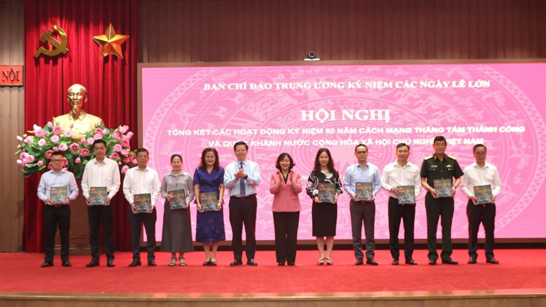 Các đại biểu nhận sách ảnh "A80: Tổ quốc trong tim". (Ảnh: THANH HẢI) z7097201188994-8e33f24b78dbc063023c7d825d8dfff7-9871.jpg