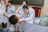 Bác sĩ khám sàng lọc cho bệnh nhi. 