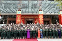 Đại tướng Trịnh Văn Quyết và Phó Chủ tịch nước Võ Thị Ánh Xuân chụp ảnh lưu niệm cùng các đại biểu dự chương trình tuyên dương. (Ảnh: Nguyễn Minh)