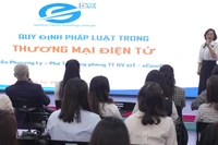 Bà Nguyễn Phương Ly, Phó Trưởng phòng Đào tạo eComDx-Cục Thương mại điện tử và Kinh tế số (Bộ Công Thương) trao đổi các vấn đề pháp lý thương mại điện tử.