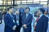 Đại tướng Phan Văn Giang - Ủy viên Bộ Chính trị, Bộ trưởng Quốc phòng tham quan gian hàng trưng bày các sản phẩm nhiên liệu đặc chủng do BSR sản xuất.