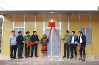 Lãnh đạo Bộ Công an và tỉnh Quảng Trị bàn giao nhà mới cho người dân tại huyện miền núi Hướng Hóa.