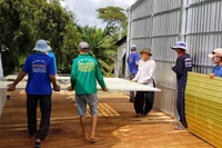 Tổ xây nhà từ thiện của tín đồ Phật giáo Hòa Hảo tỉnh An Giang tích cực giúp đỡ người dân trong vùng. (Ảnh: Ban Tôn giáo Chính phủ)