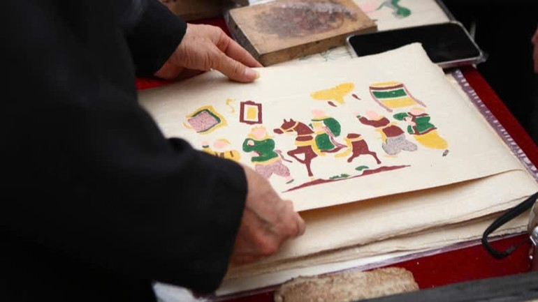 Bức tranh Vinh quy bái tổ được tái hiện trên sân khấu Xiếc.