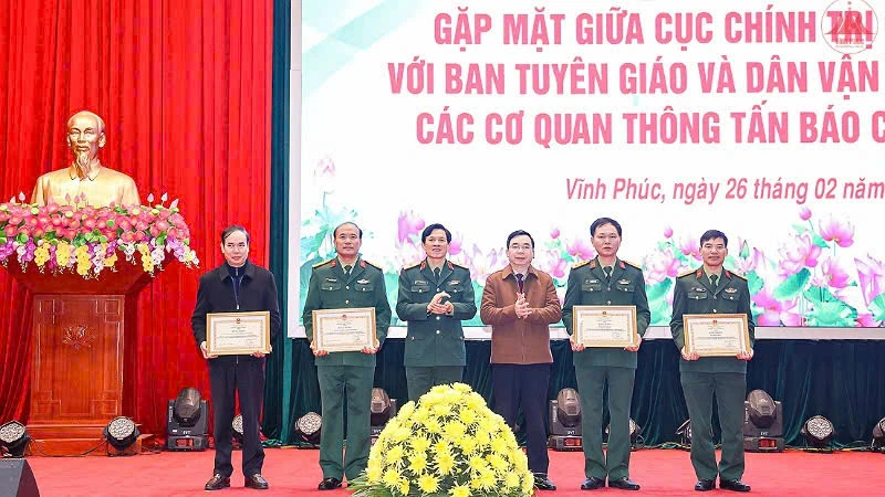 Lãnh đạo Bộ Tư lệnh Quân khu 2 và tỉnh Vĩnh Phúc trao bằng khen cho các tập thể. 