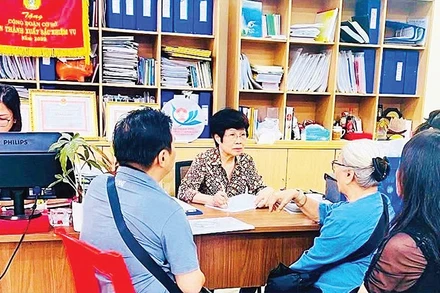 Bà Hoàng Thị Lợi tư vấn về pháp luật cho người dân trên địa bàn.