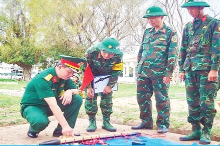 Đại tá Nguyễn Thành Tâm, Chỉ huy trưởng Bộ Chỉ huy Quân sự tỉnh Tây Ninh kiểm tra gói buộc lượng nổ trước khi kiểm tra thực hành đánh bộc phá năm 2025.