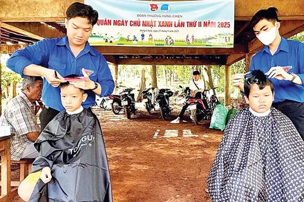 Tuổi trẻ Bình Phước chăm sóc cho thế hệ măng non.