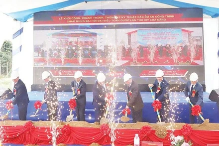 Các đại biểu thực hiện nghi thức khởi công Dự án Nhà máy cấp nước Chiềng Dong.