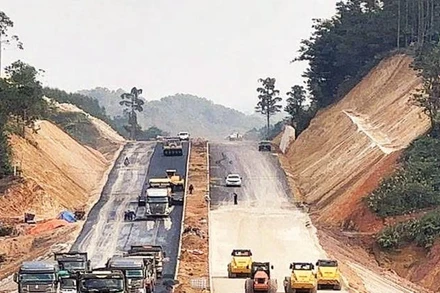 Huy động nhiều phương tiện, thiết bị kỹ thuật để thực hiện dự án nâng cấp Quốc lộ 4B kịp tiến độ.