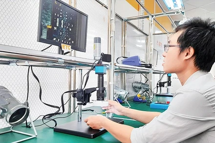 Đào tạo nguồn nhân lực bán dẫn tại Trung tâm điện tử và vi mạch bán dẫn-ESC, Khu Công nghệ cao Thành phố Hồ Chí Minh.