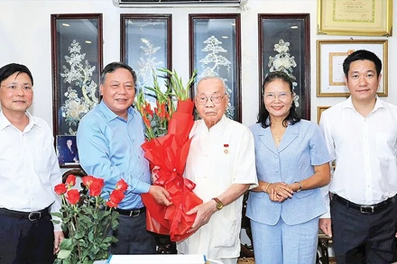Phó Bí thư Thường trực Thành ủy Hà Nội Nguyễn Văn Phong thăm, tặng quà cựu đoàn viên Đoàn Thanh niên cứu quốc thành Hoàng Diệu Nguyễn Tiến Hà nhân 80 năm Cách mạng Tháng Tám và Quốc khánh 2/9. (Ảnh QUANG THÁI)