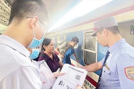 Hành khách lên tàu tại ga Sài Gòn. (Ảnh QUÝ HIỀN)