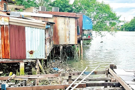 Khu vực dân cư thuộc dự án chỉnh trang bờ bắc Kênh Đôi (ở hai phường Chánh Hưng và Phú Định).