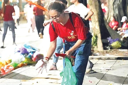 Các bạn trẻ dọn rác sau buổi tổng hợp luyện A80 ngày 22/8.